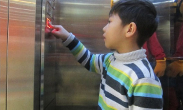 Lý do không nên để trẻ đi thang máy một mình